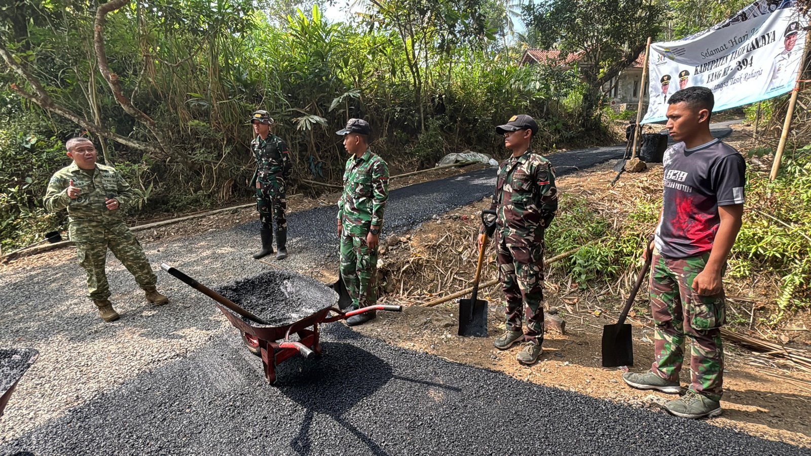 Kasdim 0612/Tasikmalaya Turun ke Lapangan, Pastikan Aspal Hotmix TMMD Dikerjakan TNI dan Warga