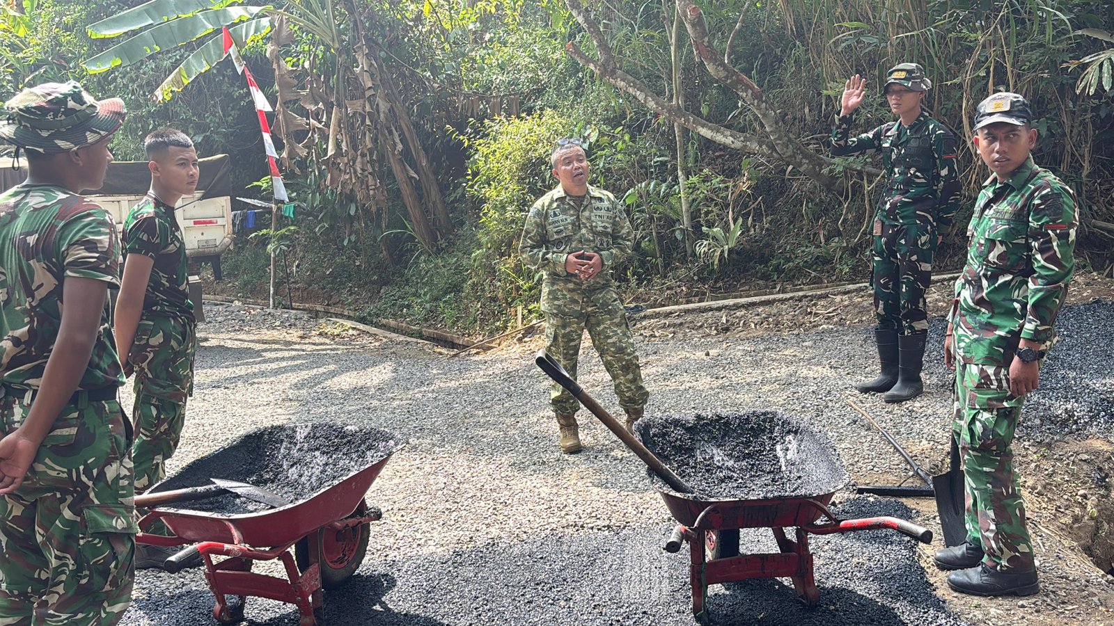 Kasdim 0612/Tasikmalaya Turun ke Lapangan, Pastikan Aspal Hotmix TMMD Dikerjakan TNI dan Warga dalam Semangat Gotong Royong*