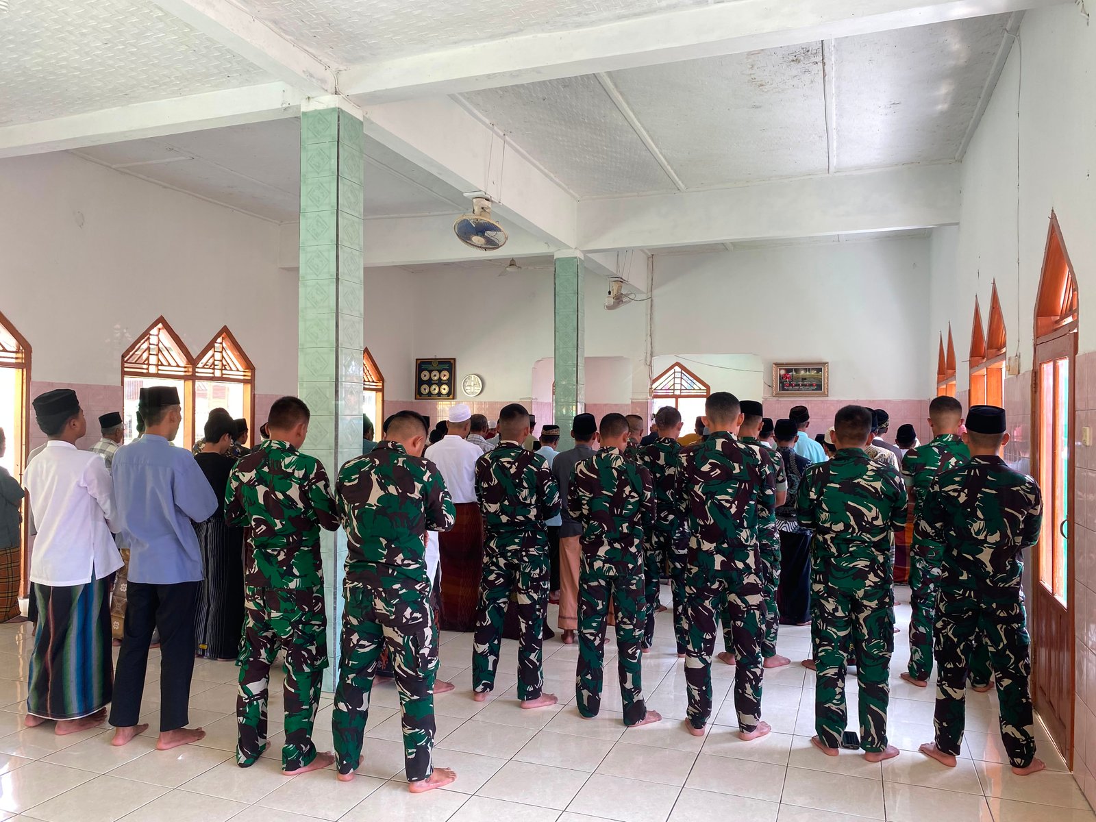 Di Balik Tugas dan Pengabdian, Satgas TMMD ke-129 Kodim 0612/Tasikmalaya Menyatu Bersama Warga di Masjid Al Huda**