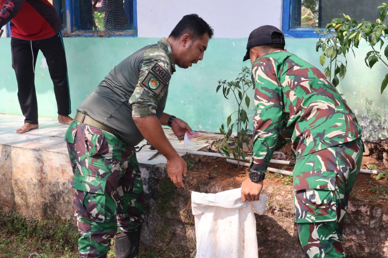 Bukan Sekadar Bersih-Bersih, Satgas TMMD dan Warga Rawat Masjid Arrohmat dari Kaca hingga Puing