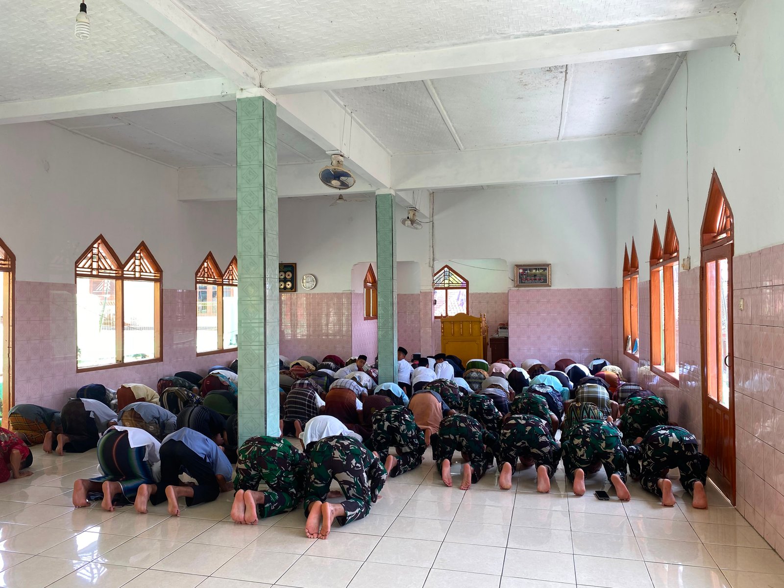 Di Balik Tugas dan Pengabdian, Satgas TMMD ke-129 Kodim 0612/Tasikmalaya Menyatu Bersama Warga di Masjid Al Huda
